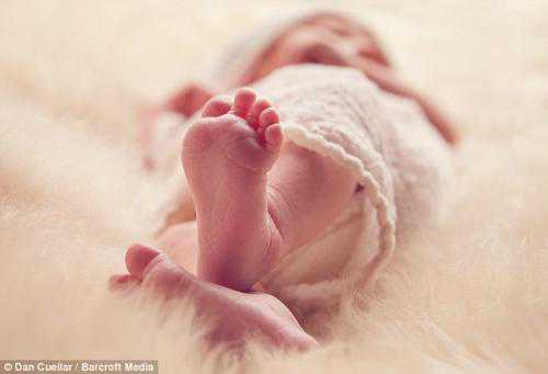 香港验血双胞胎多久去,不孕多年终于怀了“双胎”，但美国试管婴儿医生却建